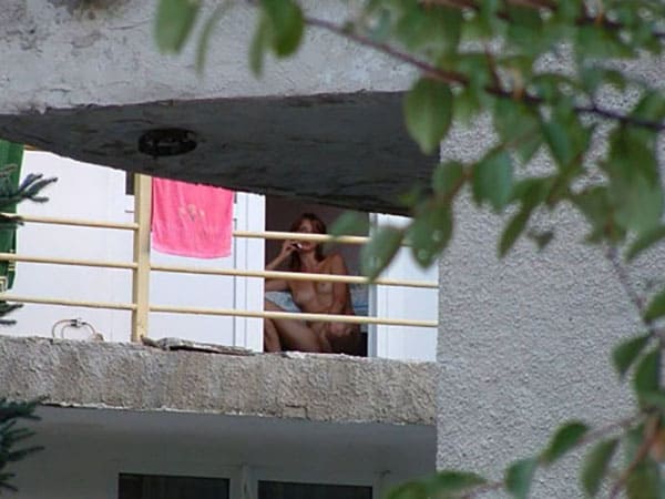 Подсмотренное за женщинами в окна дома напротив 31 фото