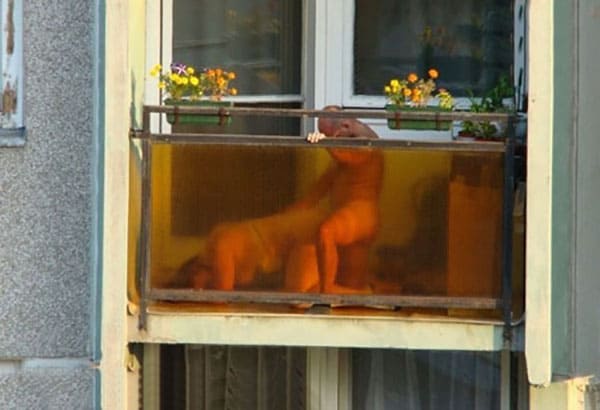 Подсмотренное за женщинами в окна дома напротив 34 фото