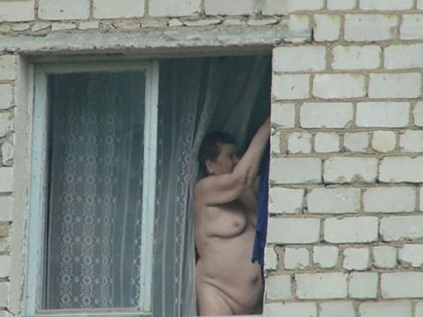 Подсмотренное за женщинами в окна дома напротив 35 фото