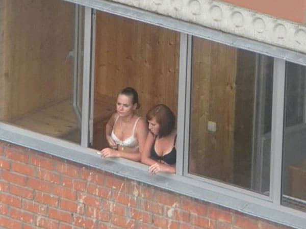 Подсмотренное за женщинами в окна дома напротив 4 фото