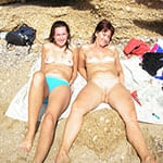 Сестры загорают на нудистском пляже голые