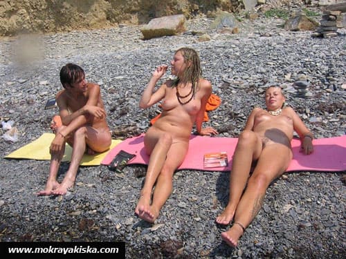 Пляжные девушки загорают голыми 10 фото