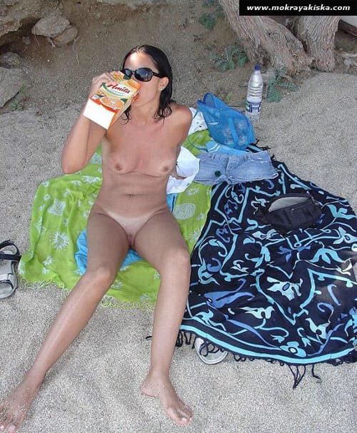 Пляжные девушки загорают голыми 19 фото