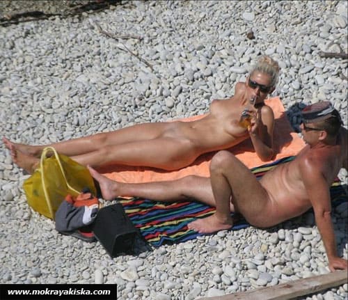 Пляжные девушки загорают голыми 24 фото