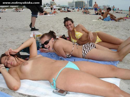 Пляжные девушки загорают голыми 25 фото