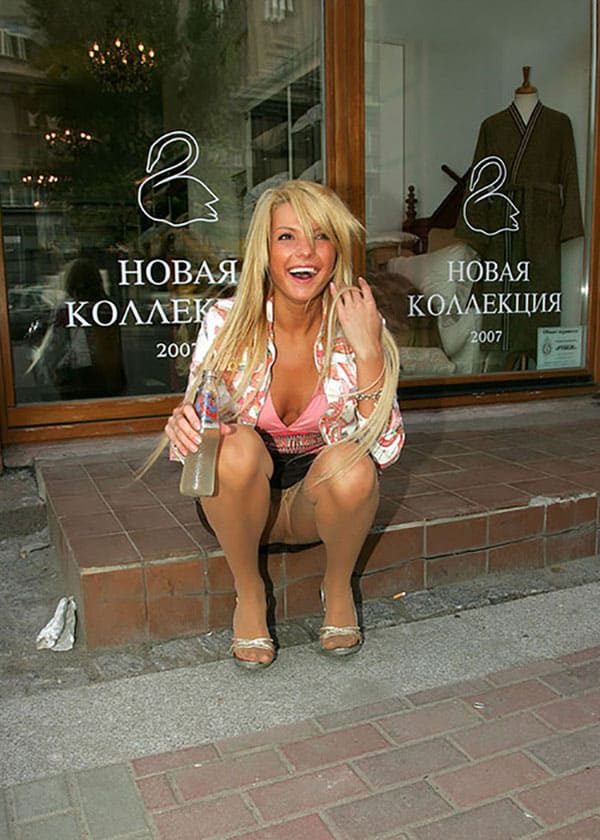 Блондинка на улице в колготках без трусов 1 фото