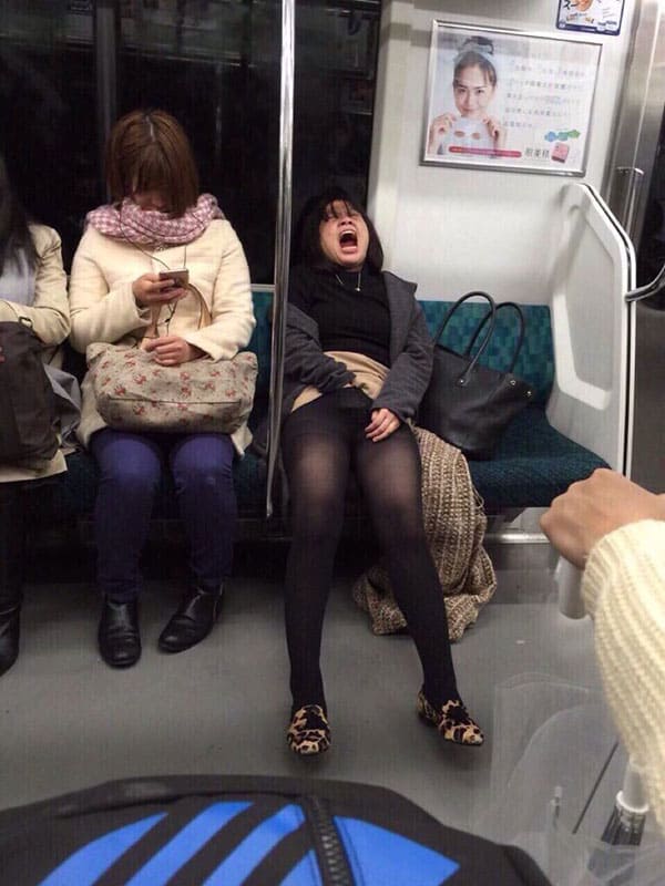 Подсмотренное за девушками в метро 1 фото