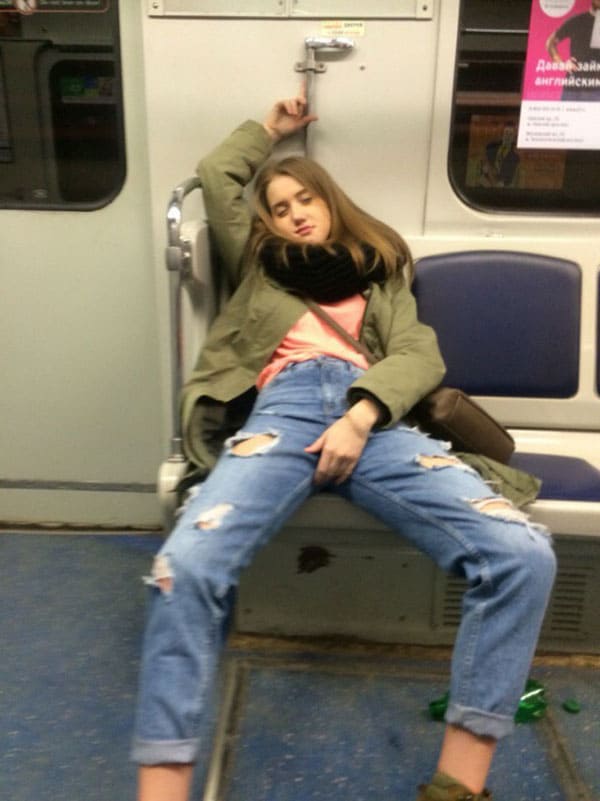 Подсмотренное за девушками в метро 20 фото