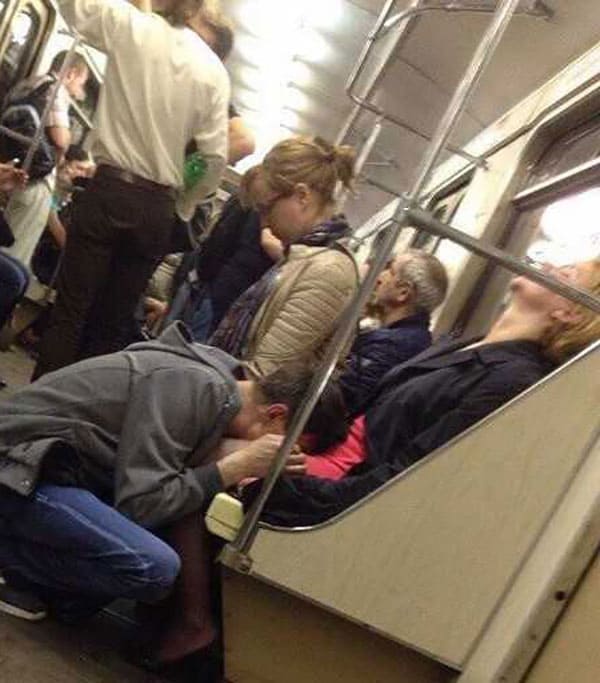 Подсмотренное за девушками в метро 4 фото