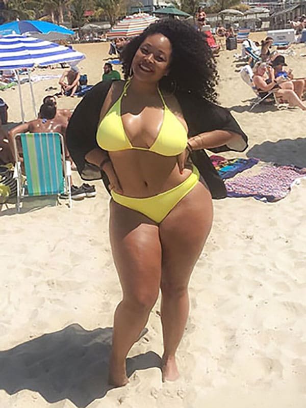 Большие девушки размера XXL в бикини на пляже 1 фото
