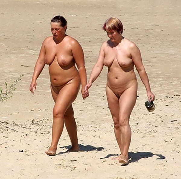 Большие девушки размера XXL в бикини на пляже 10 фото