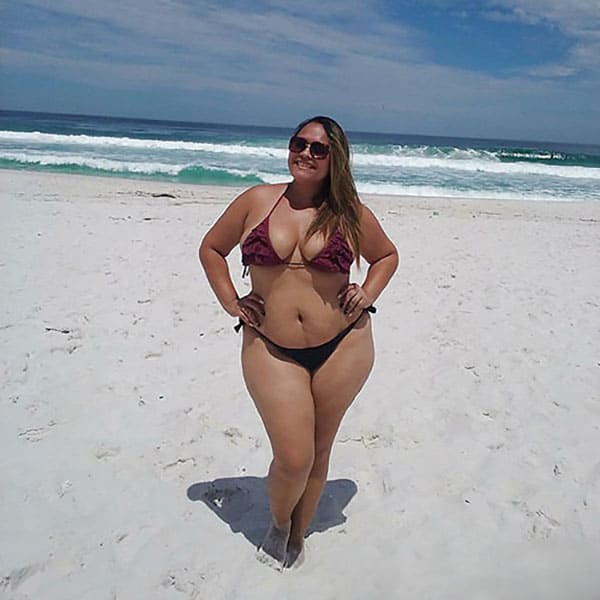 Большие девушки размера XXL в бикини на пляже 13 фото