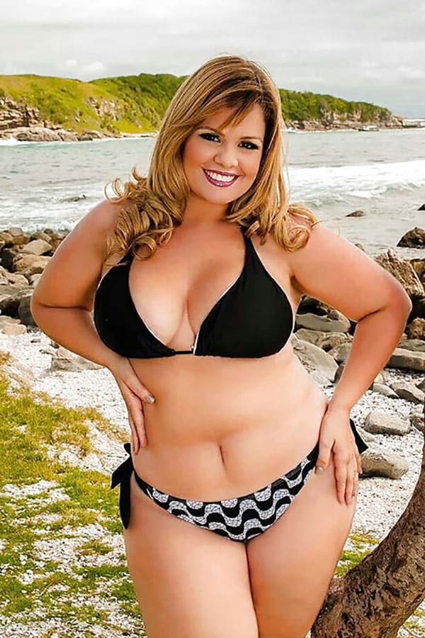 Большие девушки размера XXL в бикини на пляже 21 фото