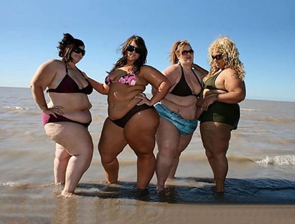 Большие девушки размера XXL в бикини на пляже 28 фото