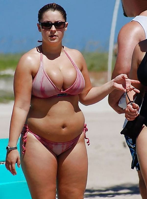 Большие девушки размера XXL в бикини на пляже 29 фото