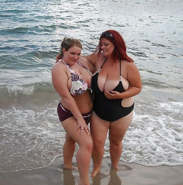 Большие девушки размера XXL в бикини на пляже 4 фото