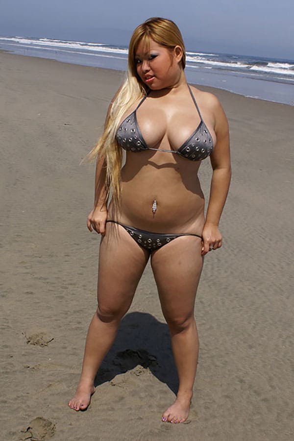 Большие девушки размера XXL в бикини на пляже 6 фото