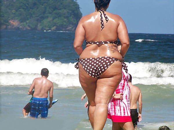 Большие девушки размера XXL в бикини на пляже 7 фото