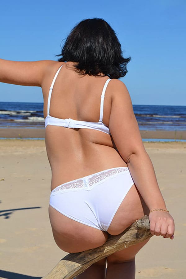 Жена гуляет по пляжу в кружевном белье 3 фото