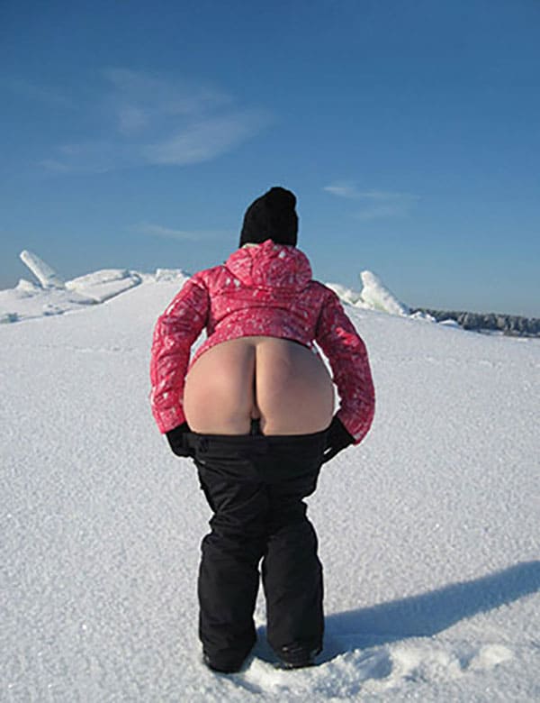 Жена показала голую попку на горнолыжном курорте зимой 1 фото