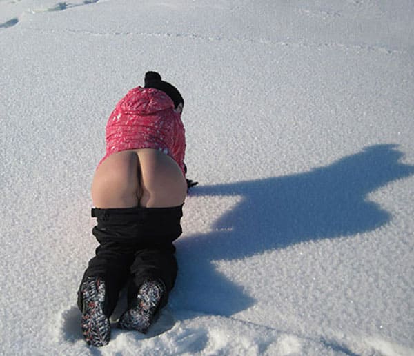 Жена показала голую попку на горнолыжном курорте зимой 4 фото
