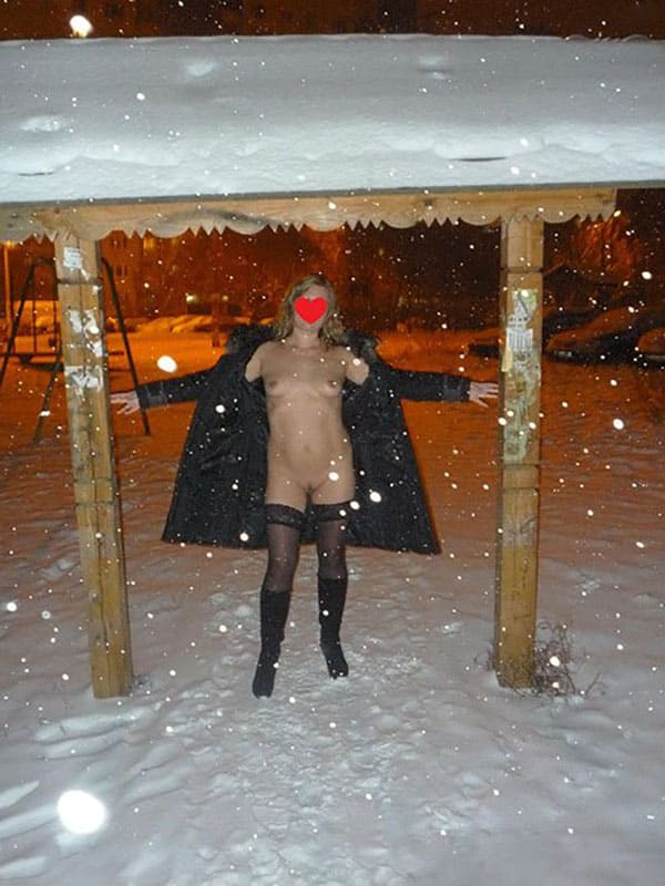 Зимние фото голых девушек на улицах города 5 фото