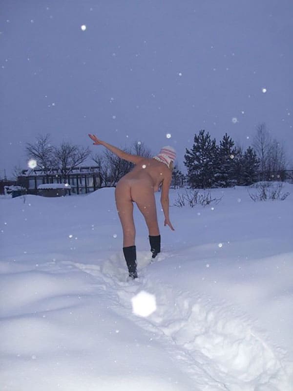 Русские бабы даже голышом зимы не боятся 20 фото