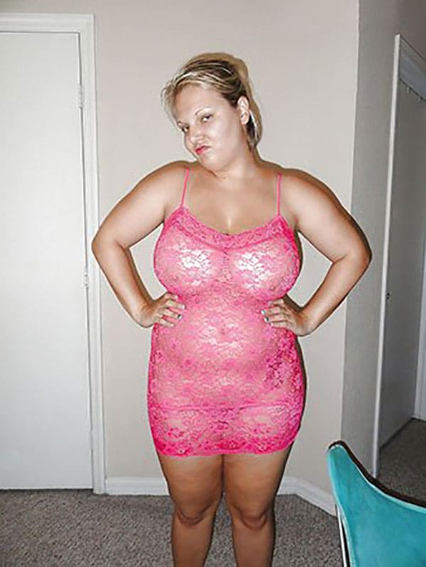 Толстушка в кружевном прозрачном платье без белья 1 фото