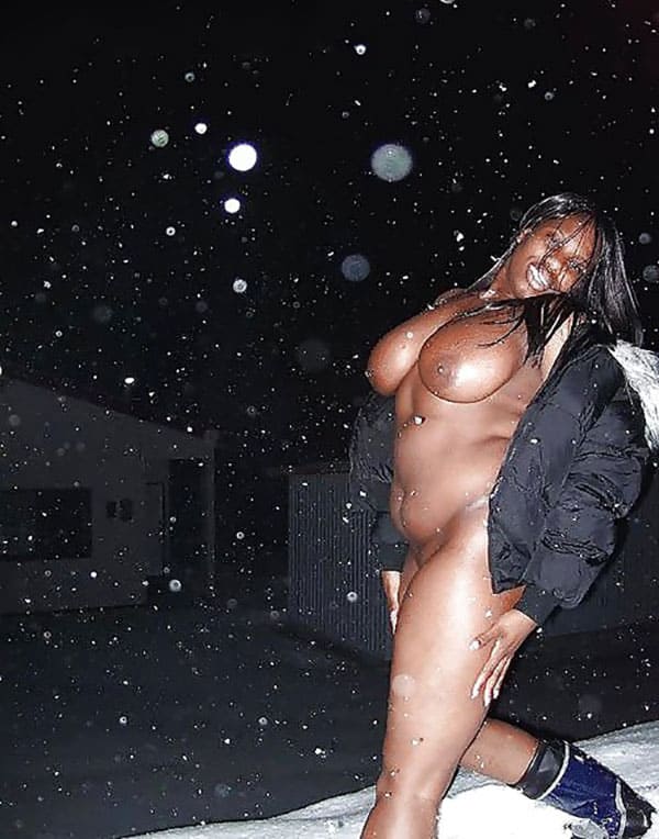 Сисястая негритянка позирует на снегу голая 4 фото