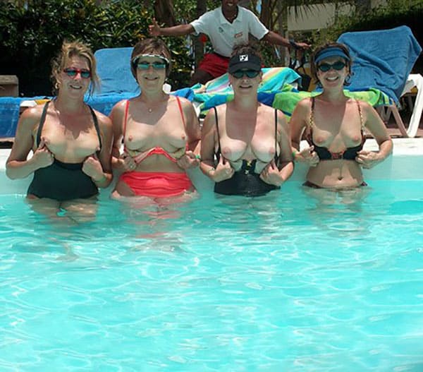 Голые девушки купаются в бассейне 13 фото