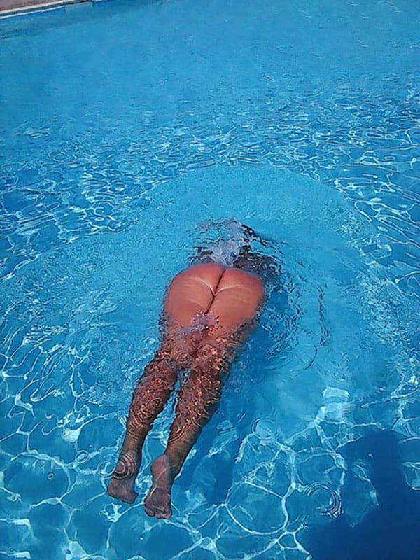 Голые девушки купаются в бассейне 30 фото