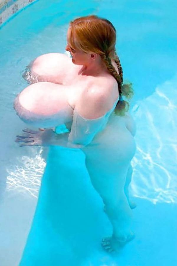 Голые девушки купаются в бассейне 31 фото