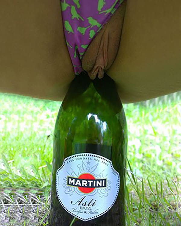 Девушка села на бутылку шампанского в лесу 1 фото