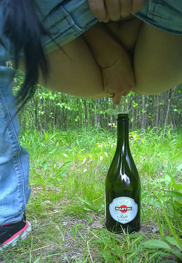 Девушка села на бутылку шампанского в лесу 2 фото