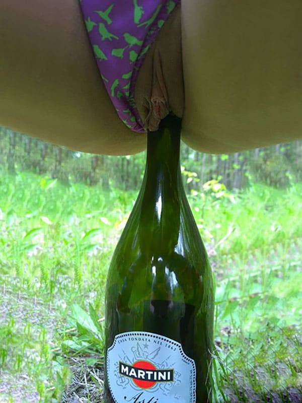Девушка села на бутылку шампанского в лесу 3 фото