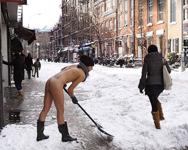 Голые девушки чистят снег на улице без трусиков 10 фото