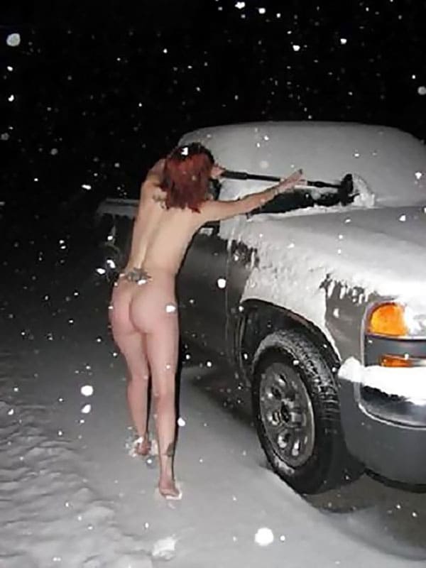 Голые девушки чистят снег на улице без трусиков 21 фото