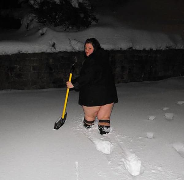Голые девушки чистят снег на улице без трусиков 28 фото