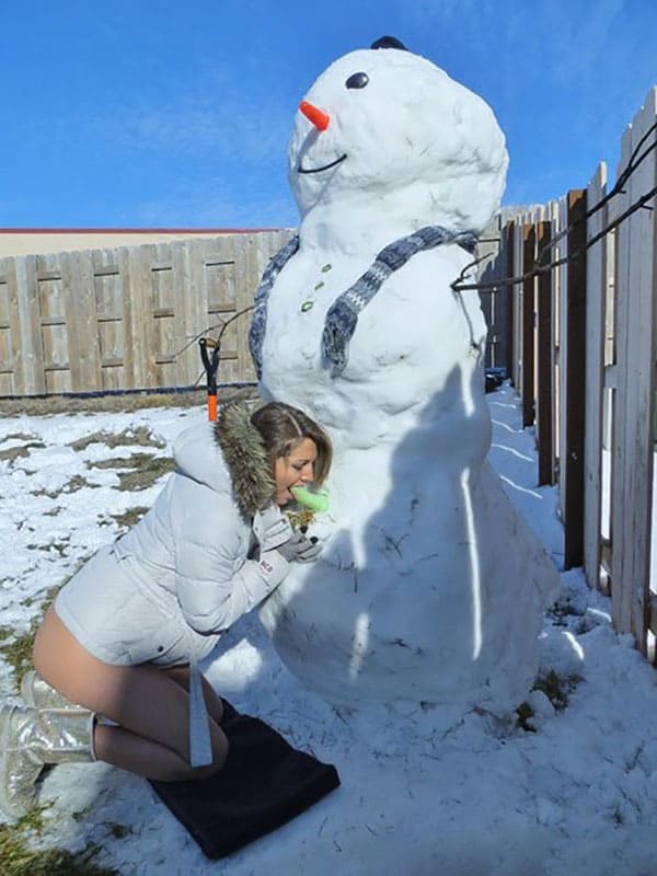 Голые девушки чистят снег на улице без трусиков 30 фото