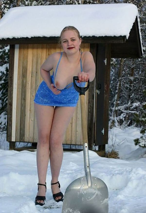 Голые девушки чистят снег на улице без трусиков 5 фото