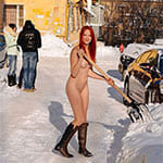 Голые девушки чистят снег на улице без трусиков