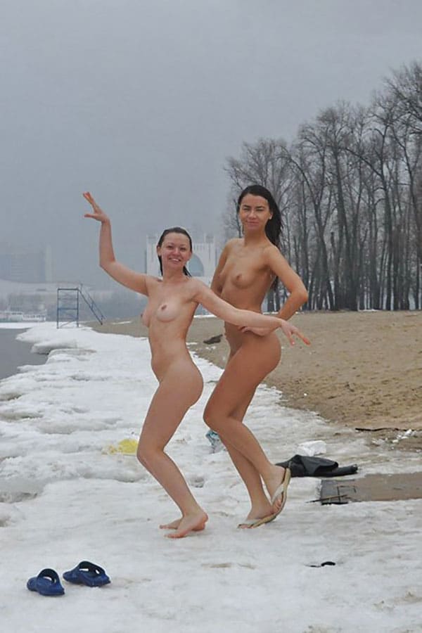 Зимние купания голых девушек нудисток в проруби 12 фото