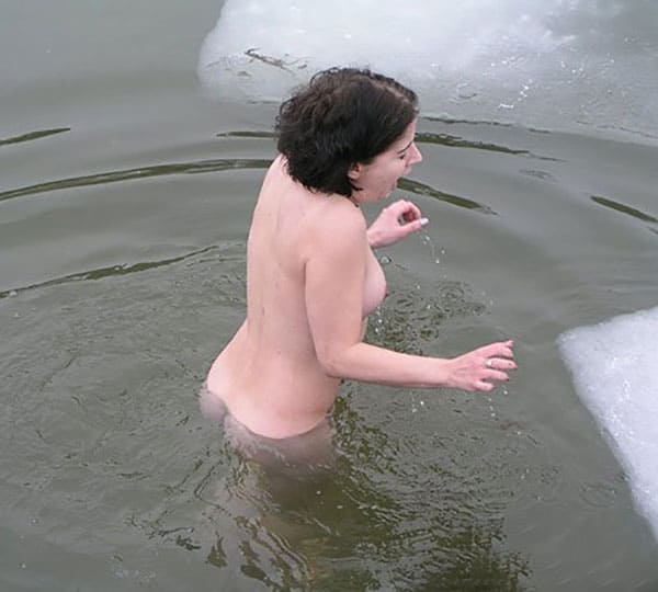 Зимние купания голых девушек нудисток в проруби 13 фото