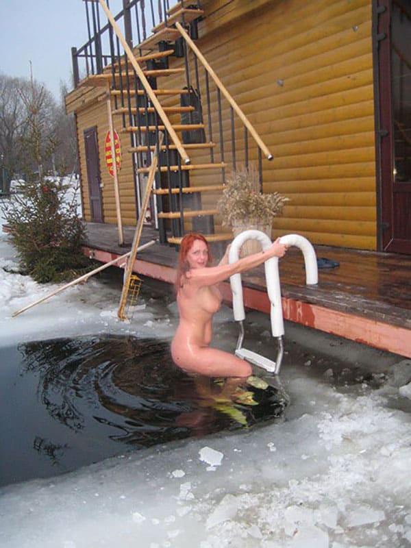 Зимние купания голых девушек нудисток в проруби 2 фото