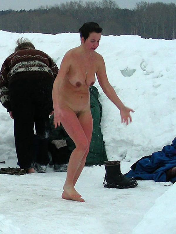 Зимние купания голых девушек нудисток в проруби 23 фото