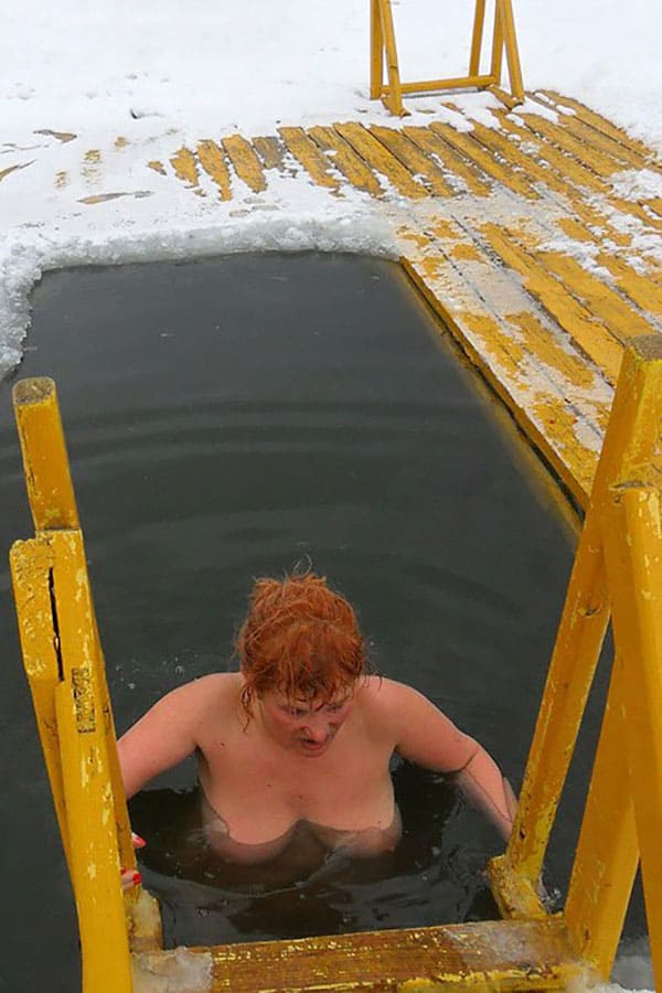 Зимние купания голых девушек нудисток в проруби 26 фото