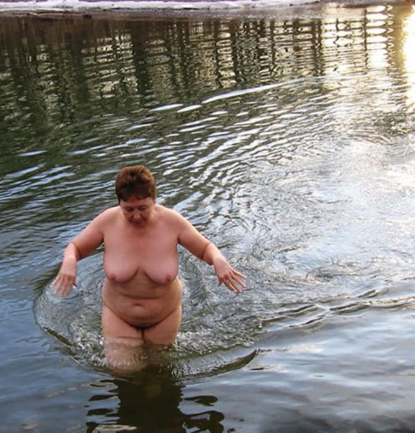 Зимние купания голых девушек нудисток в проруби 28 фото