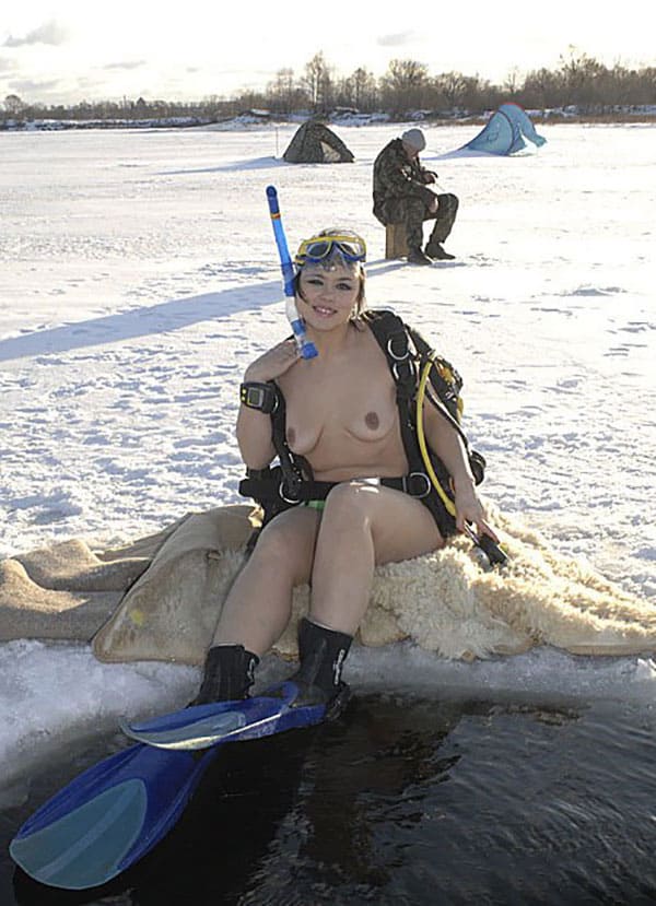 Зимние купания голых девушек нудисток в проруби 30 фото