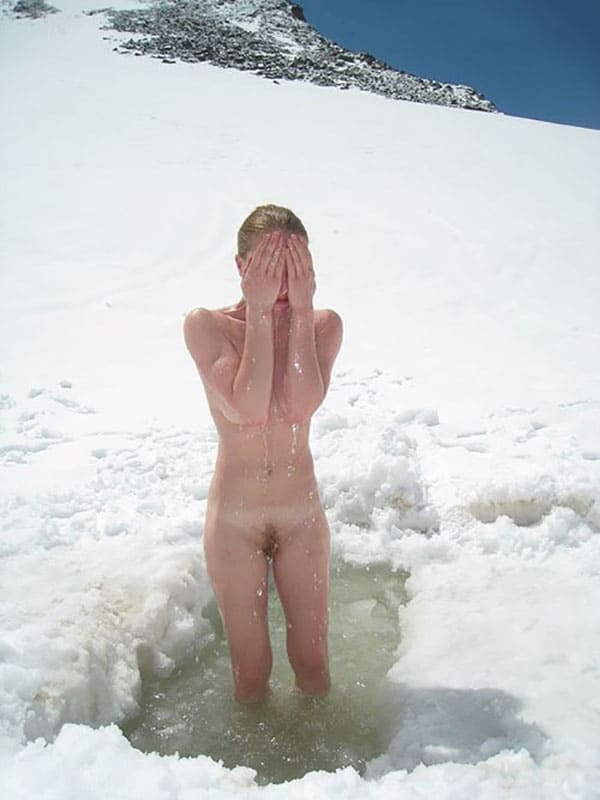 Зимние купания голых девушек нудисток в проруби 8 фото
