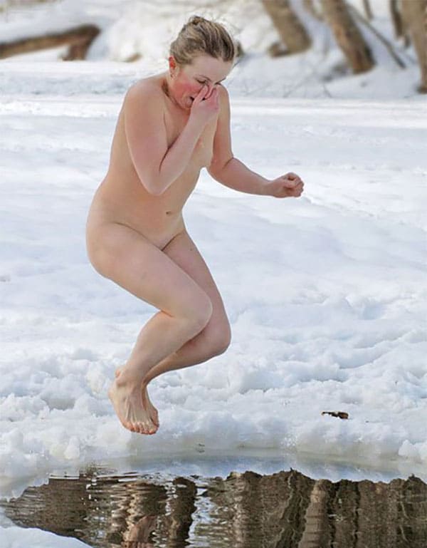 Зимние купания голых девушек нудисток в проруби 9 фото